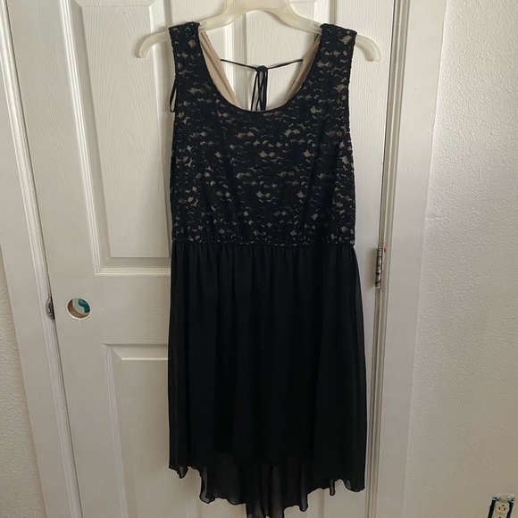 Sleeveless black dress - Picture 1 of 3
